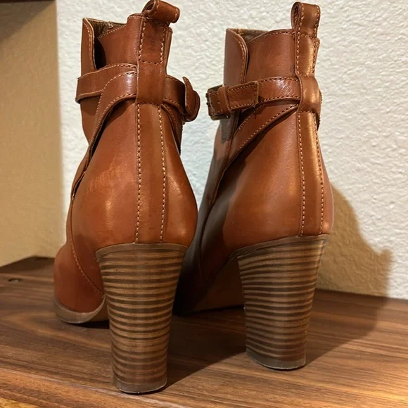 J. Crew Heeled Buckle Strap Ankle Boots Size 8. Caramel/Brown Leather. - Picture 6 of 9